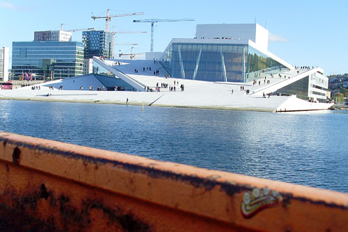 Observing the new Oslo Opera House for hosts